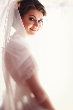 Zarif gelin peçe pencere tarafından