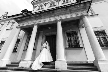 Ahşap kapı ile eski bina tarafından muhteşem gelin