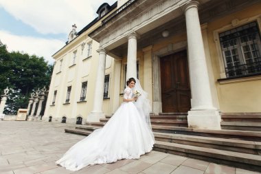 Ahşap kapı ile eski bina tarafından muhteşem gelin