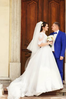 Eski ahşap kapı tarafından yeni evliler