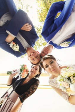 Yeni evliler ve kameraya bükme arkadaşlar