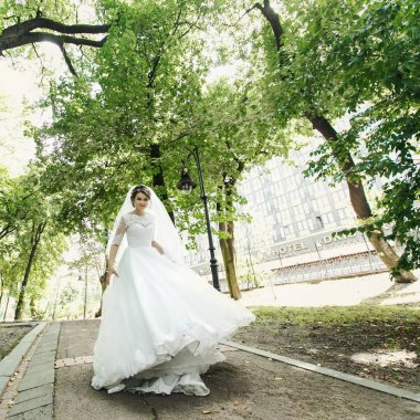 Yeşil park çarpıcı gelin