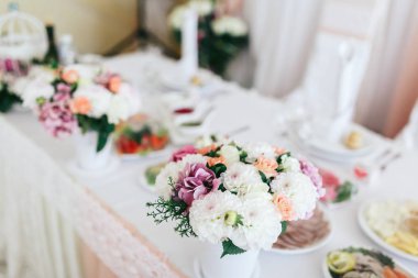 Akşam yemeği tablolar n düğün salonu dekore edilmiş