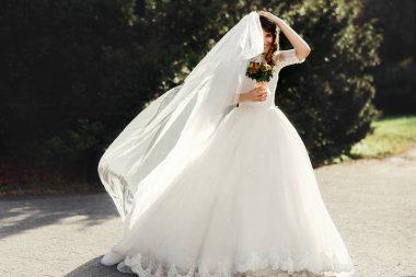 Yeşil park çarpıcı gelin