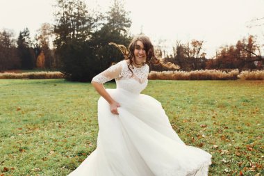 Genç gelin sonbahar Park