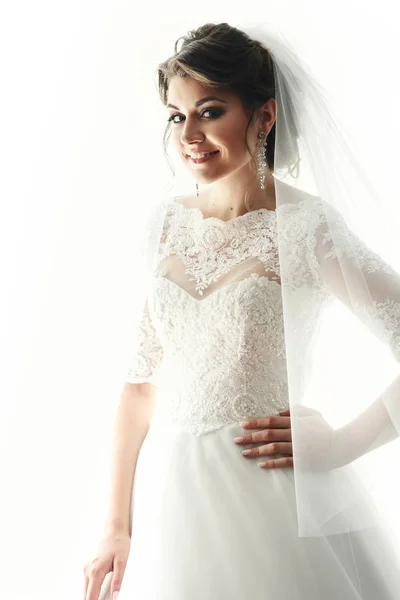Элегантная невеста в кружевном платье под вуалем — стоковое фото