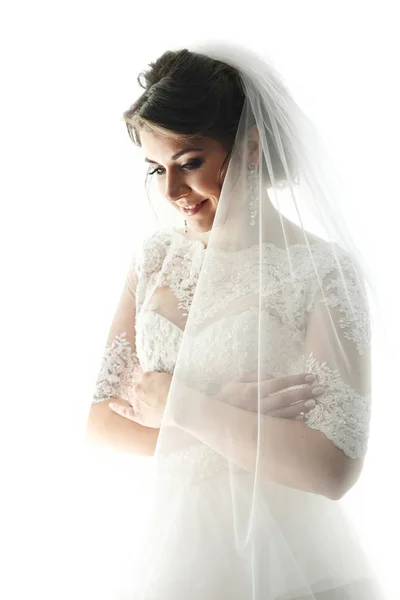 Nevěsta elegantní krajkové šaty oknem — Stock fotografie