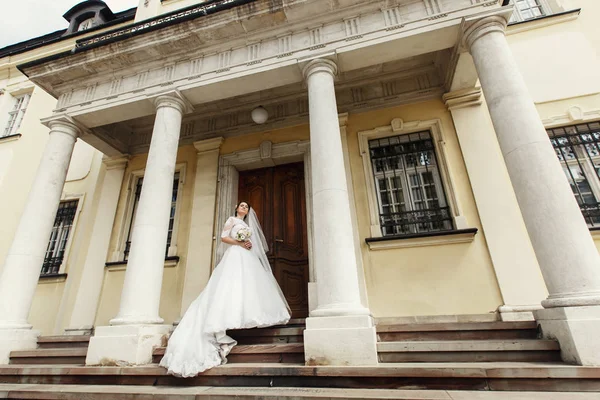 Πανέμορφη νύφη από παλιό κτίριο με ξύλινη πόρτα — Φωτογραφία Αρχείου