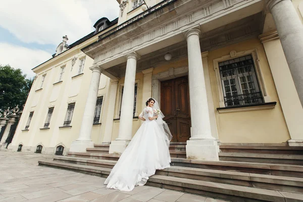 Splendida sposa da vecchio edificio con porta in legno — Foto Stock