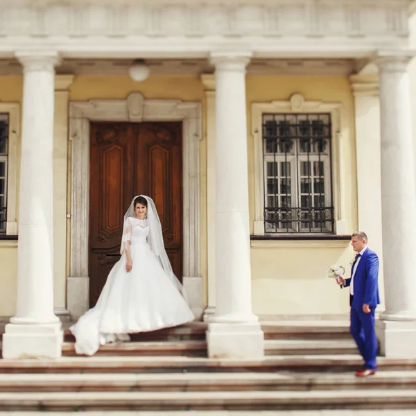 木製のドアと古い建物で新婚夫婦 — ストック写真
