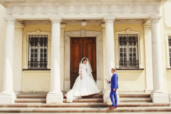 Recém-casados pela velha porta de madeira — Fotografia de Stock