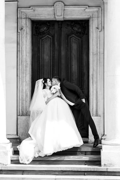 Recém-casados pela velha porta de madeira — Fotografia de Stock