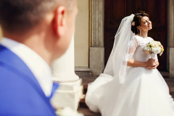 Recém-casados pela velha porta de madeira — Fotografia de Stock