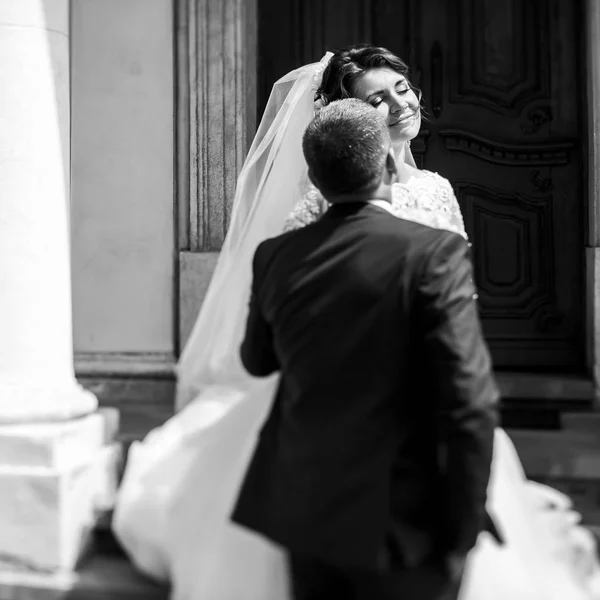 Sposi in una passeggiata il giorno del loro matrimonio — Foto Stock