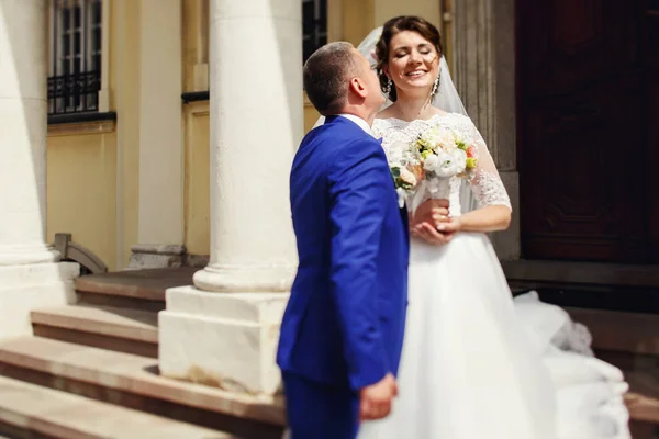 Recién casados en un paseo el día de su boda —  Fotos de Stock