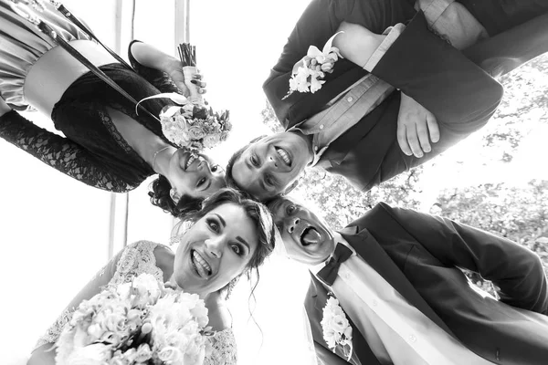 Recém-casados e amigos se curvando para a câmera — Fotografia de Stock