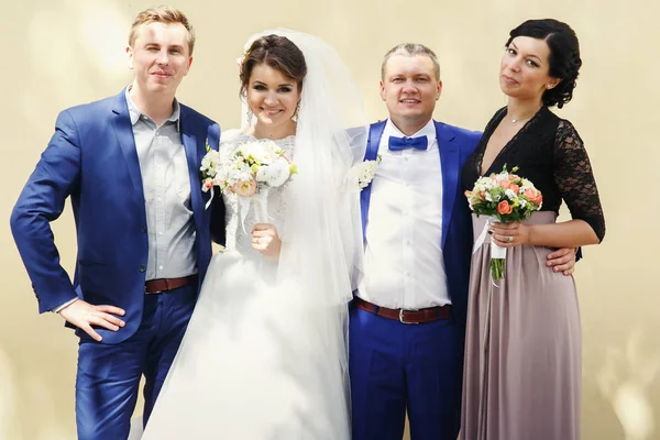 Recém-casados e seus amigos se divertindo — Fotografia de Stock