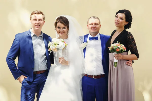 신혼 부부와 그들의 친구 재미 — 스톡 사진