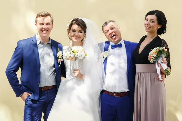Yeni evliler ve onların arkadaşlar eğlenmeye — Stok fotoğraf