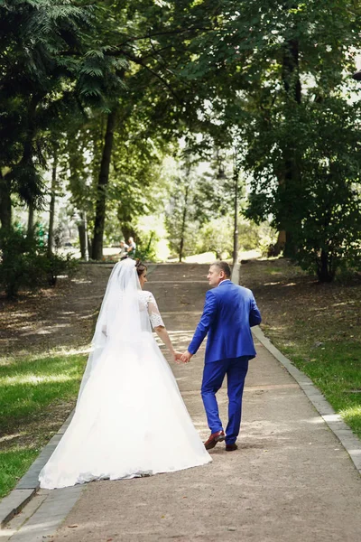 Mariée et marié lors d'une promenade dans le parc — Photo