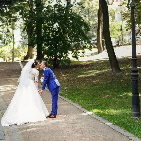 Noiva e noivo em um passeio no parque — Fotografia de Stock