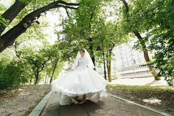 Noiva deslumbrante no parque verde — Fotografia de Stock