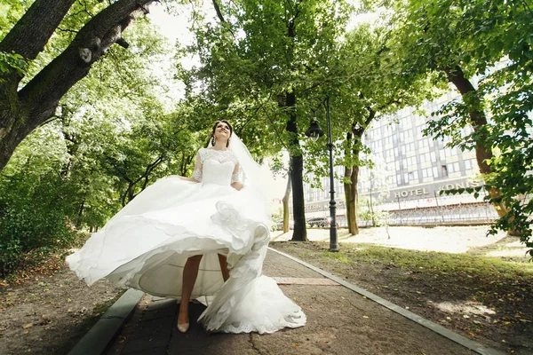 Ohromující nevěsta v zeleném parku — Stock fotografie