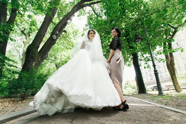 花嫁と花嫁介添人公園でポーズを取る — ストック写真