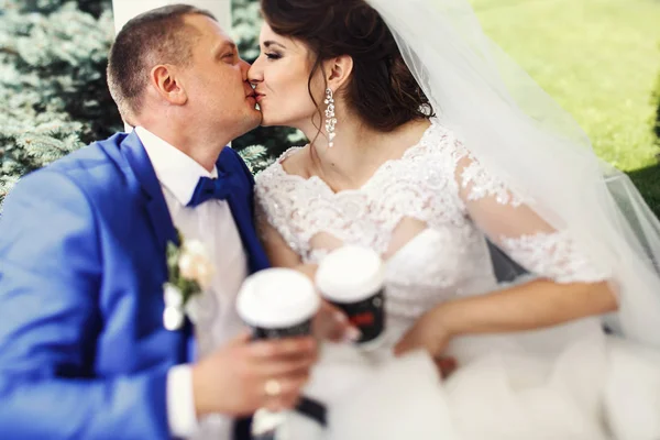Recién casados con tazas de café en el parque — Foto de Stock