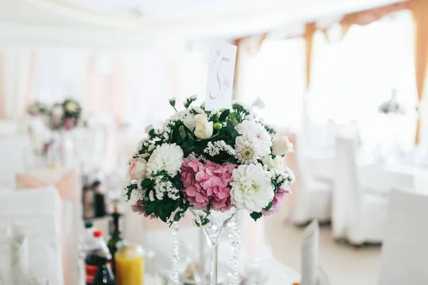 Bukett av pappersblommor på middagsbordet — Stockfoto