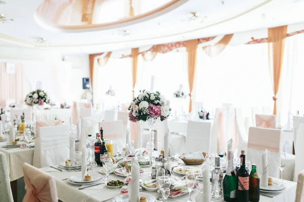 Jantar de casamento mesas n salão decorado — Fotografia de Stock