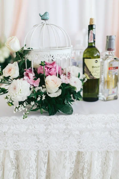 Bílá ptačí klec s růží a hortenzií — Stock fotografie
