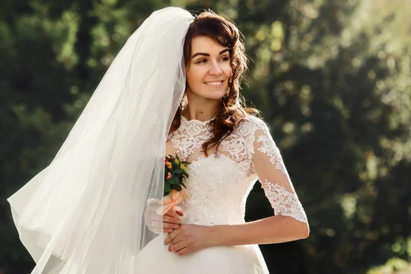 Splendida sposa nel parco verde — Foto Stock