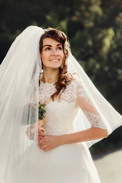 Novia impresionante en el parque verde — Foto de Stock