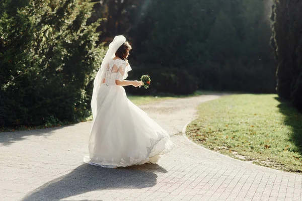Atemberaubende Braut im grünen Park — Stockfoto