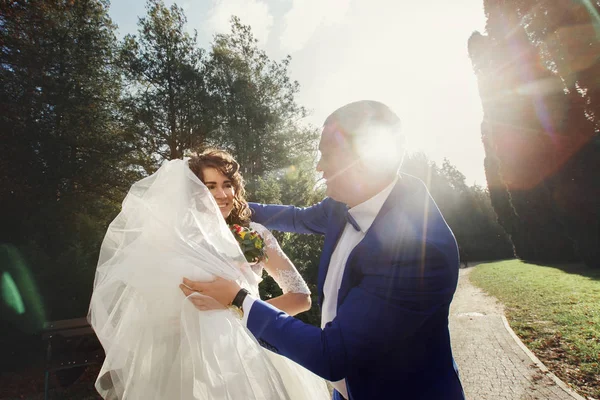 Jovens recém-casados no parque de outono — Fotografia de Stock