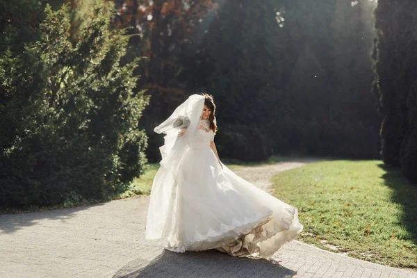 Novia impresionante en el parque verde —  Fotos de Stock