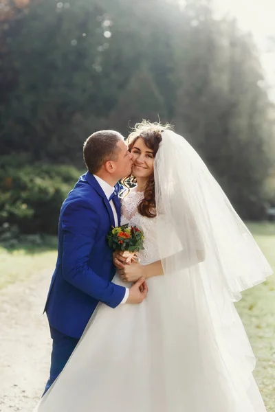 Jovens recém-casados no parque de outono — Fotografia de Stock