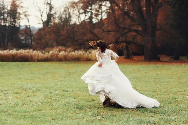 Noiva jovem no parque de outono — Fotografia de Stock