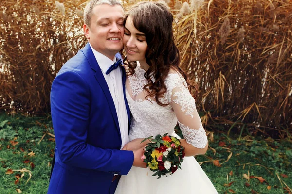 Πανέμορφο γαμήλιο ζεύγος από φθινόπωρο στη λίμνη — Φωτογραφία Αρχείου