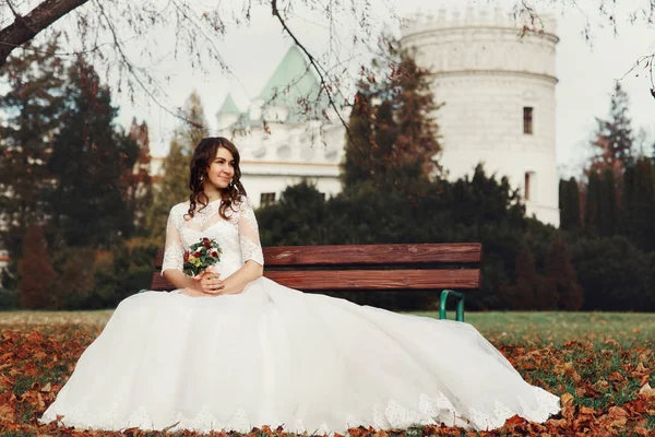 Junge Braut im Herbstpark — Stockfoto