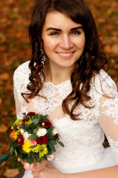 Giovane sposa nel parco autunnale — Foto Stock