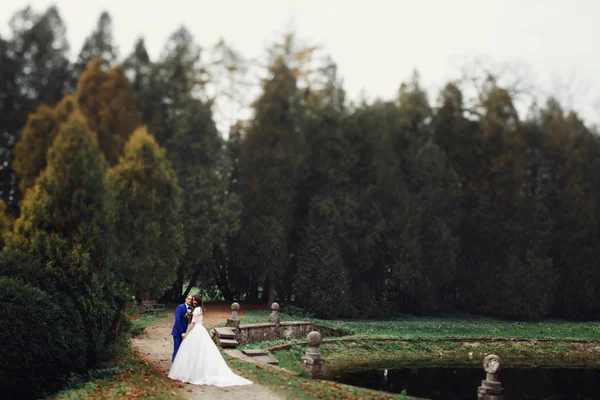 Mladí novomanželé na podzim park — Stock fotografie