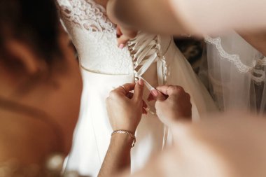 Nedime gelin giyinmek için yardım