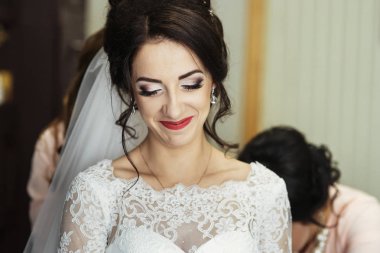 Hassas bukleler ile esmer gelin