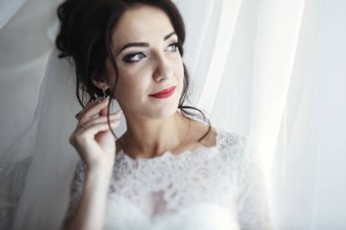 Dantel elbise pencere tarafından zarif gelin