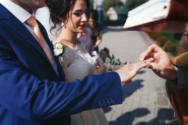 Kilisede düğün töreni sırasında yeni evliler