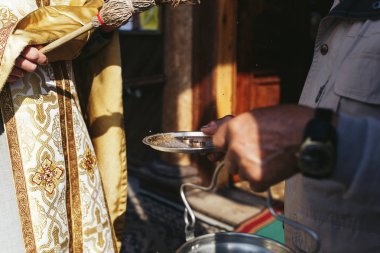 Sac alyans ile adam tutar