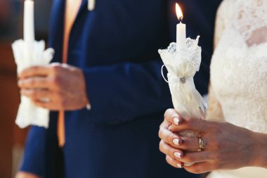 Kilisede düğün töreni sırasında yeni evliler