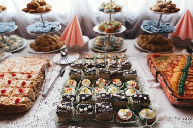 Düğün kek yemek masada